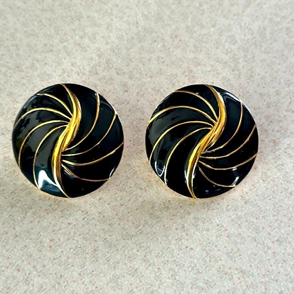 Vintage Napier screw clip earrings gold tone spiral over black (719) - Picture 1 of 4